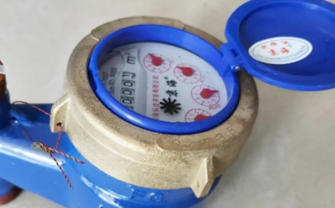 水表上最后一个红色数字(水表最后一位是红色是不是吨)