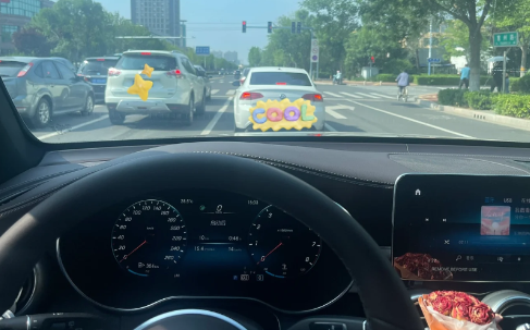 没有摄像头,为什么可以拍到视频(没开灯摄像头能拍到车里吗)