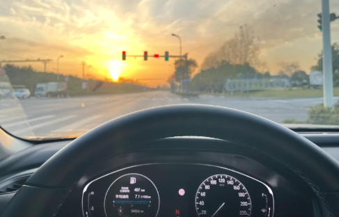 没有摄像头,为什么可以拍到视频(没开灯摄像头能拍到车里吗)