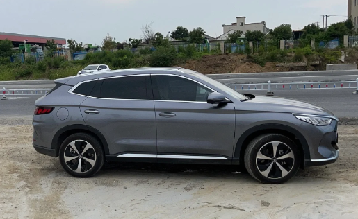 比亚迪宋放油螺丝(比亚迪宋螺丝盖怎么卸下来)