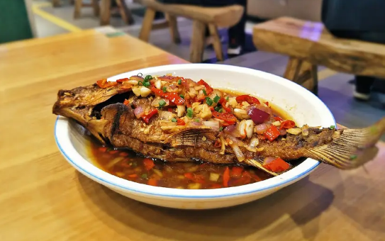 鲫鱼一面煎多久(鲫鱼要怎么煎才能煎至两面金黄)