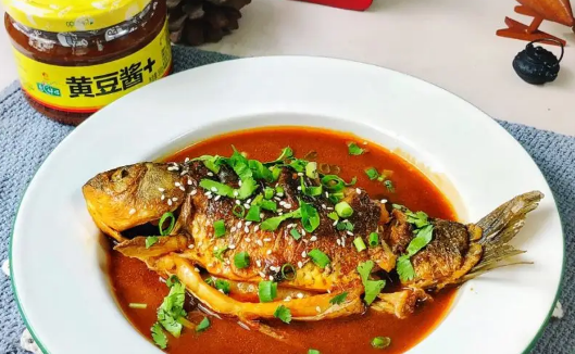 鲫鱼一面煎多久(鲫鱼要怎么煎才能煎至两面金黄)