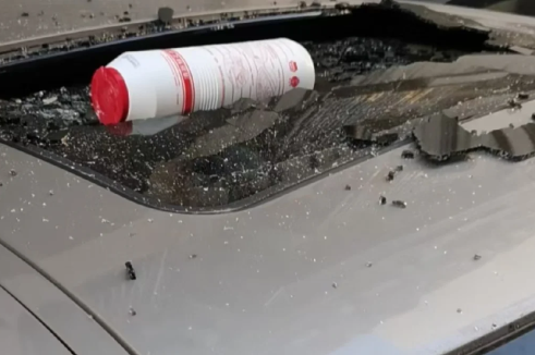 车停在小区被高空抛物砸坏物业有没有责任(高空坠落砸车小区物业责任)