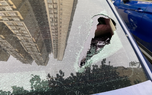 车停在小区被高空抛物砸坏物业有没有责任(高空坠落砸车小区物业责任)