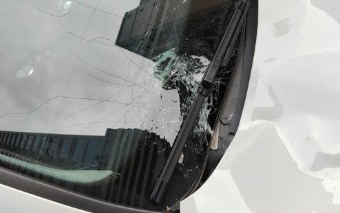 车停在小区被高空抛物砸坏物业有没有责任(高空坠落砸车小区物业责任)