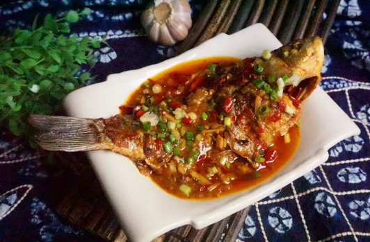 鲫鱼为什么要先煎一下才能吃(煎鲫鱼要煎多久)