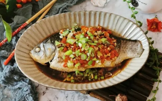 鲫鱼为什么要先煎一下才能吃(煎鲫鱼要煎多久)