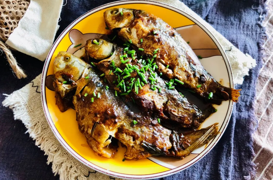 鲫鱼为什么要先煎一下才能吃(煎鲫鱼要煎多久)