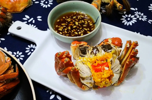 大闸蟹八月份吃公蟹还是母蟹(大闸蟹八月份吃公的还是母的)