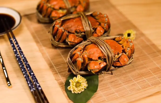 大闸蟹八月份吃公蟹还是母蟹(大闸蟹八月份吃公的还是母的)