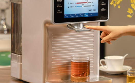 新买的饮水机有塑料味是不是不好喝(新买的饮水机都有塑料味吗)