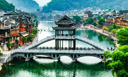 去凤凰古城要提前订酒店吗(12月去凤凰古城)