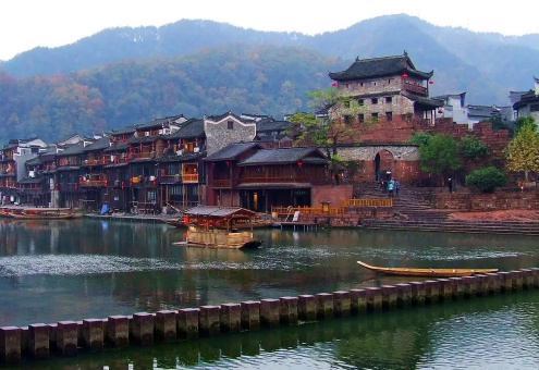 去凤凰古城要提前订酒店吗(12月去凤凰古城)