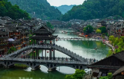 去凤凰古城要提前订酒店吗(12月去凤凰古城)