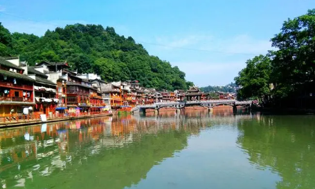 元旦去凤凰古城好玩吗(2021年国庆节凤凰古城人多吗)