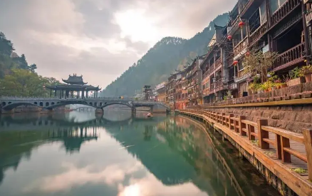 元旦去凤凰古城好玩吗(2021年国庆节凤凰古城人多吗)