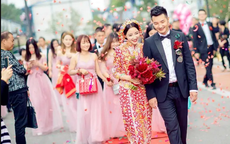 新娘出嫁谁盖头巾(新娘出嫁谁披衣服)