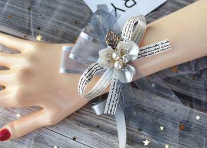 新娘出嫁谁盖头巾(新娘出嫁谁披衣服)