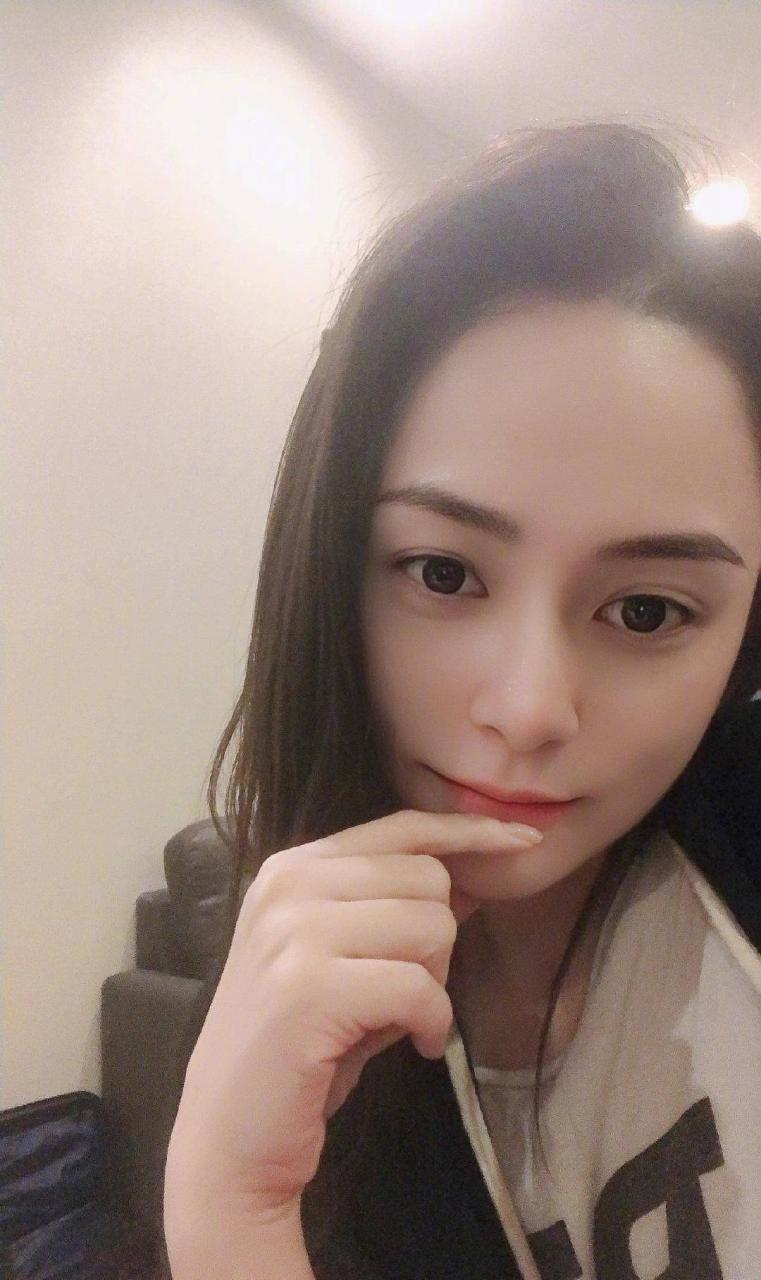 阿娇拍了18张自拍,五官精致可爱,皮肤白皙有光泽。