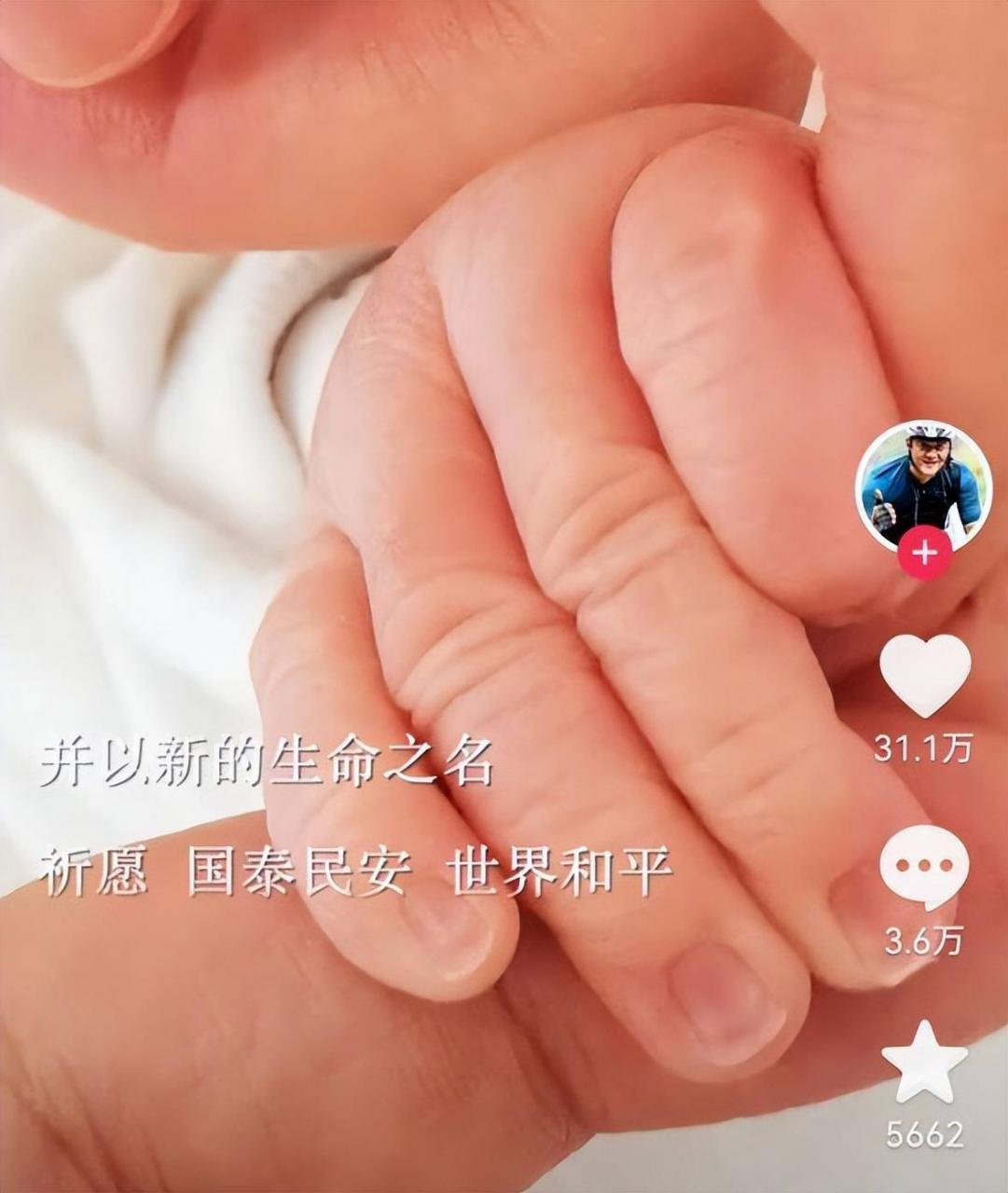 50岁的李姑娘,露出二胎,笑容满脸皱纹,球鞋太接地气。