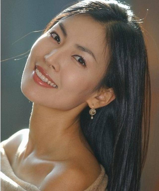 15岁入行演一个缺德少女，脸蛋太艳丽了。40岁时，金素妍的顶楼继续转动着她的眼睛。