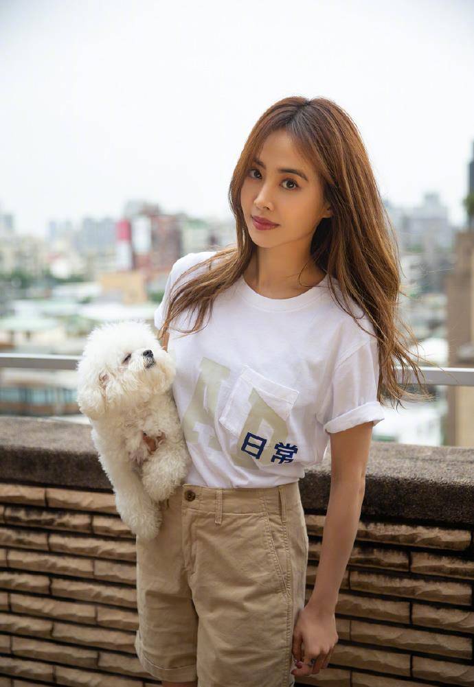 蔡依林的衣服，白色t恤配卡其布短裤，简单清爽，高又少女。