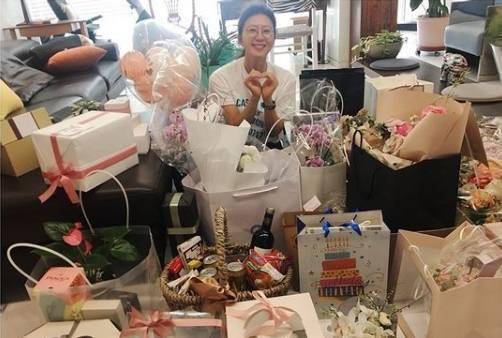 金喜爱庆祝她的生日!PO了一张自拍感谢大家的祝福,但网友们只关注了她的皮肤。