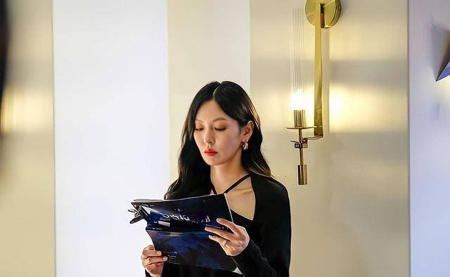 15岁入行演一个缺德少女,脸蛋太艳丽了。40岁时,金素妍的顶楼继续转动着她的眼睛。