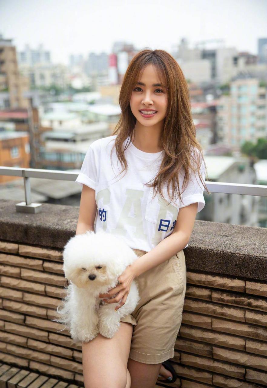 蔡依林的衣服，白色t恤配卡其布短裤，简单清爽，高又少女。