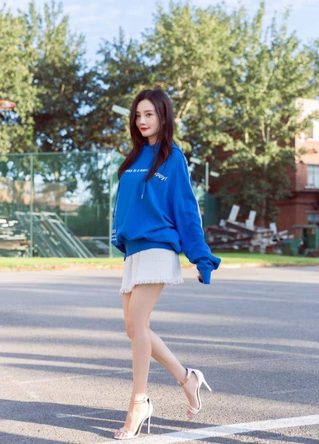 李小璐的脚太美了，又白又细。网友：难怪Jerry一吻再吻。