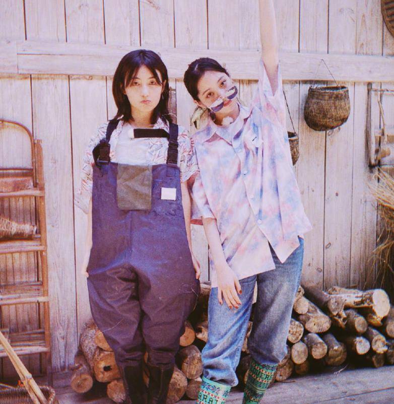 当欧阳娜娜苏烟弹着吉他，镜头拉近她的脸时，这个19岁女孩的皮肤状况非常真实。