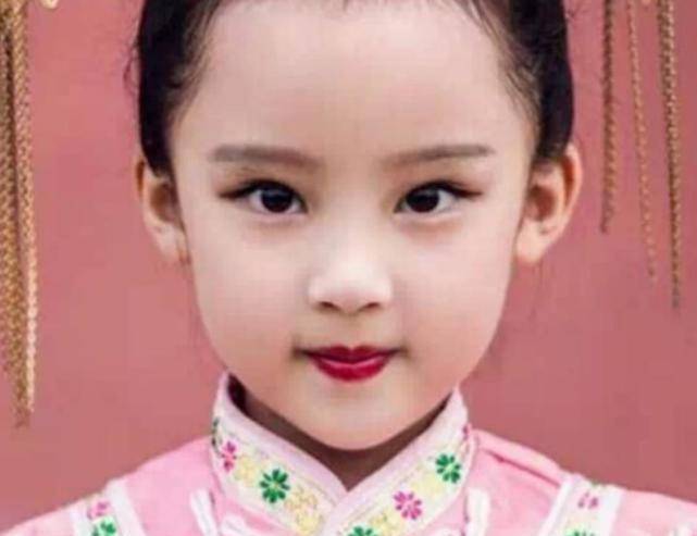 tfboys宠爱里的小女孩(还记得被TFBOYS宠爱的女孩吗,如今变得怎样了呢?)