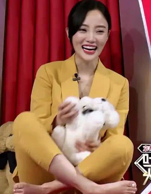 李小璐的脚太美了，又白又细。网友：难怪Jerry一吻再吻。