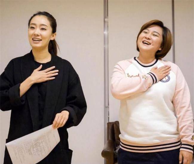 杨幂的同学贾玲是她的贵友。当道路堵塞时,她学会了转弯。