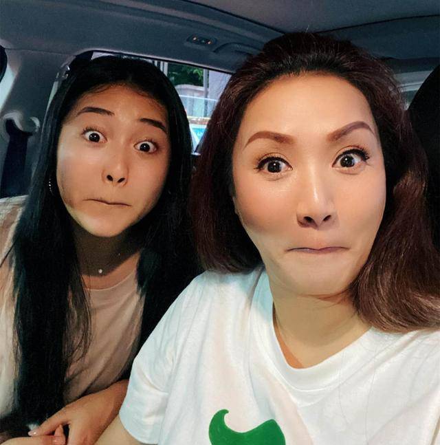 黎瑞恩晒出女儿从小到大的漂亮照片,庆祝18岁生日。她的母亲和女儿看起来像复制和粘贴。