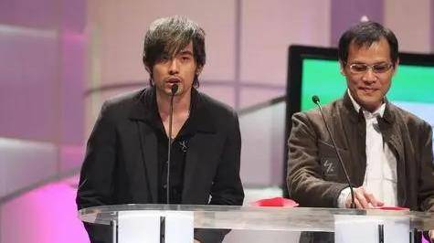 周:六年后,他回来了,又创造了一个奇迹。他娶了一个年轻的模特昆凌,她在四年内失去了生命。