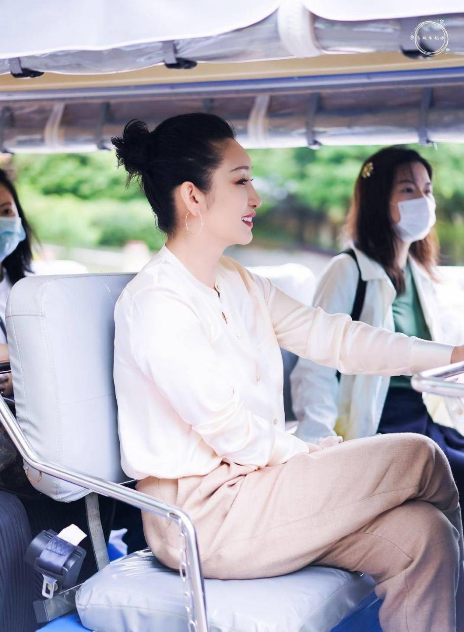 阿曼达的造型太美了,圆领衬衫的丸子头清爽减龄,与女团毫无距离感。