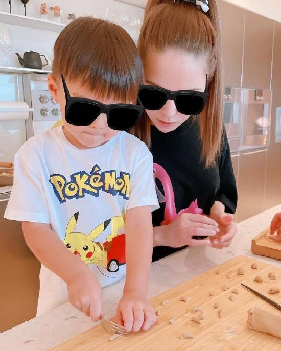 罗密欧为周杰伦的新专辑配音，被昆凌赞为可爱撒娇。