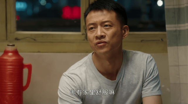 万佳幸福:王青来没有变坏。他希望压抑快乐来维持生活。