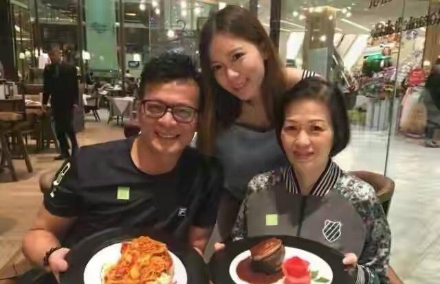 黄日华谈起他死去的妻子很感动,愿意用20元钱换他妻子的命。在她去世之前,她的妻子说她不想去王思佳。