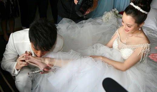 李小璐的脚太美了，又白又细。网友：难怪Jerry一吻再吻。