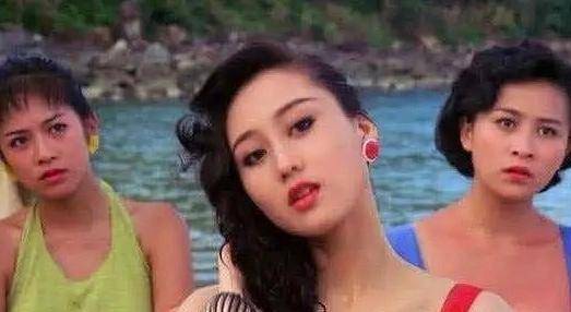 李连杰的两个女儿合影，打扮时尚，姐妹俩颜值不高更像普通人。