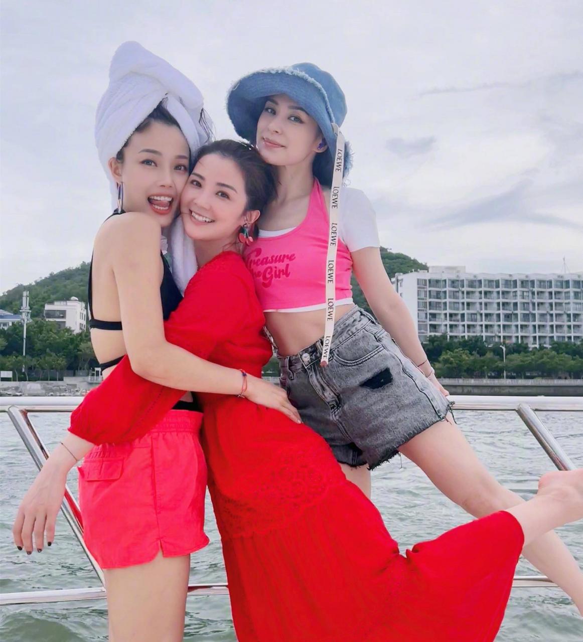 一群香港明星齐聚海南度假！阿娇阿撒乘游艇出海，李冲浪秀美腿。