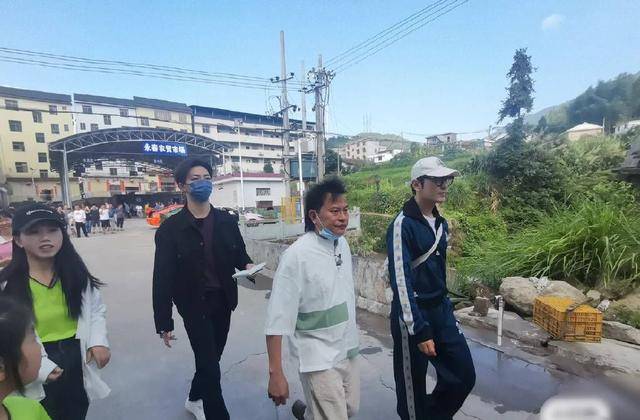 103010成员逛路透社菜市场，尹涛抱菜，安德鲁拎包完美。