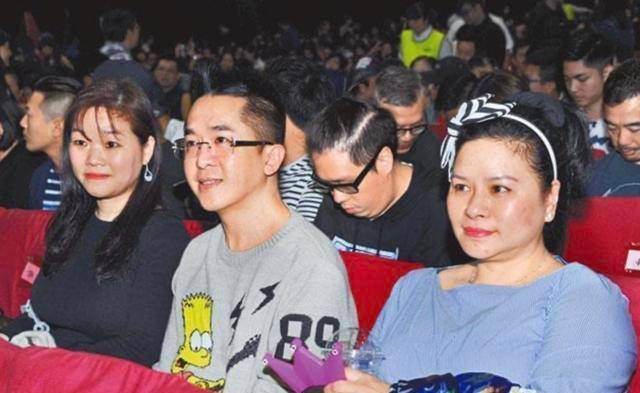 洪津梅53岁的大儿子邓兆尊并不后悔与第三任女友分手,新欢弥补了这一点。