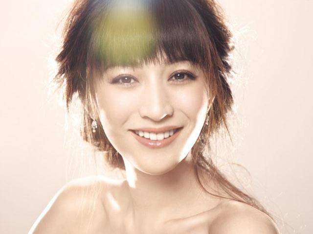 华鼎奖红毯:44岁李小冉身材绝佳(李小冉华鼎奖红毯视频)