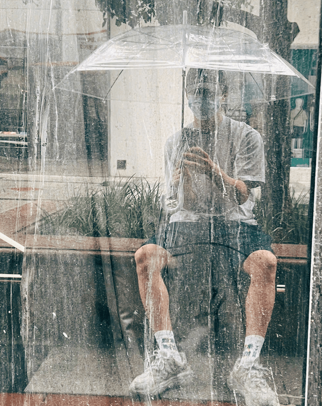 马天宇对着镜子自拍,腿和膝盖黑得像伤疤,疑似录制节目受伤。