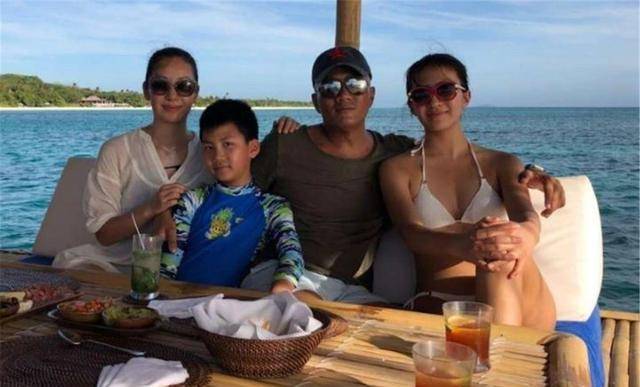 胡军女儿在海边晒美照,19岁的身材堪比超模。网友表示:时尚太猛了。