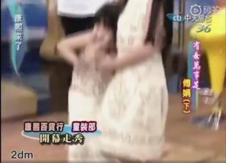 欧阳娜娜演出肩带脱(欧阳娜娜小时候走秀哭)