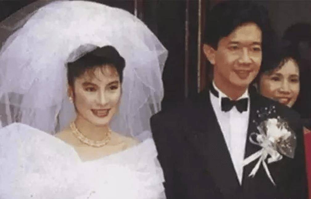 事业精彩、感情黯淡,相恋18年一直未婚,杨紫琼一生精彩纷呈(杨紫琼感情经历)